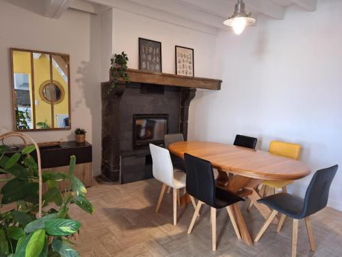 une salle à manger avec une table et des chaises en bois dans l'établissement La cabane de Charlie, à Le Broc