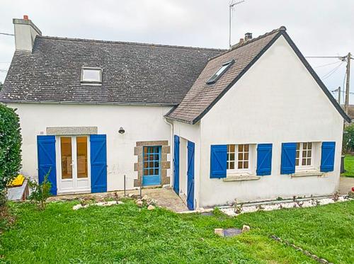 une maison blanche avec des portes bleues et une cour dans l'établissement Maison du pécheur I Terrasse & 500m de la mer, à Camaret-sur-Mer