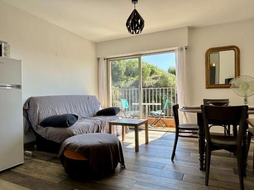 un salon avec un canapé et une table dans l'établissement Appartement 2 pièces - jusqu'à 4 personnes - AR000-C09, à Collioure