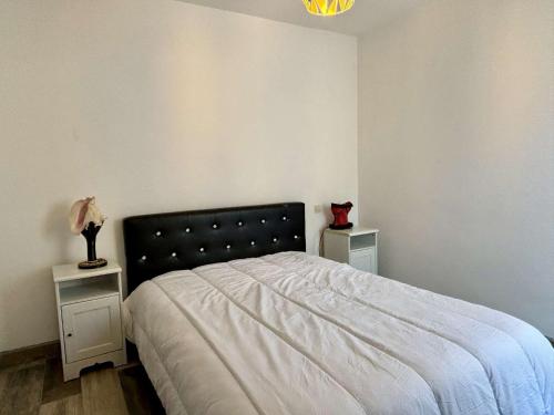 une chambre avec un grand lit avec deux tables de nuit dans l'établissement Appartement 2 pièces - jusqu'à 4 personnes - AR000-C09, à Collioure