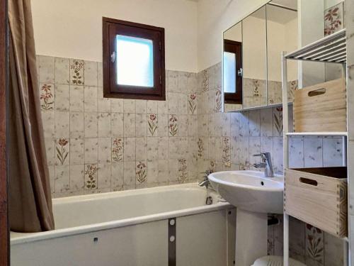 une salle de bain avec une baignoire, un lavabo et un miroir dans l'établissement Appartement 2 pièces - jusqu'à 4 personnes - AR000-C09, à Collioure