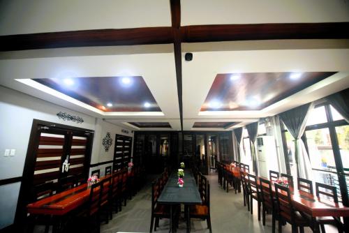 a dining room with a table and chairs at Hotel Gabriella in Tagbilaran City