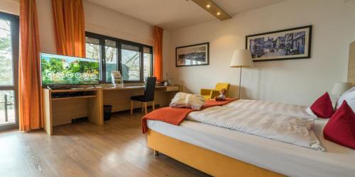 Postel nebo postele na pokoji v ubytování Roomingtons Hotel Franziskushöhe Lohr