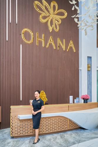 a woman standing in front of a table in a lobby at Ohana Village in Phương Phi