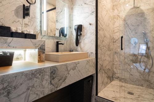 une salle de bain avec un lavabo et une douche dans l'établissement Grand appartement climatisé 2BR avec terrasse, à Paris
