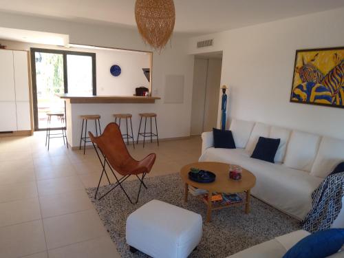un salon avec un canapé blanc et une table dans l'établissement ARCA C14, à Porto-Vecchio