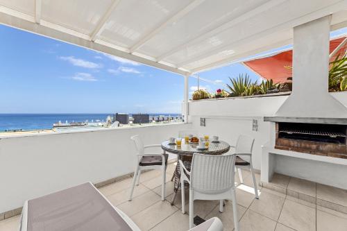 Stunning 2 bedroom Duplex close to main Beach with seaviews