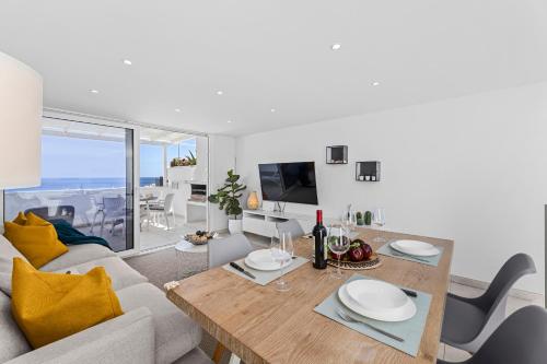 Stunning 2 bedroom Duplex close to main Beach with seaviews
