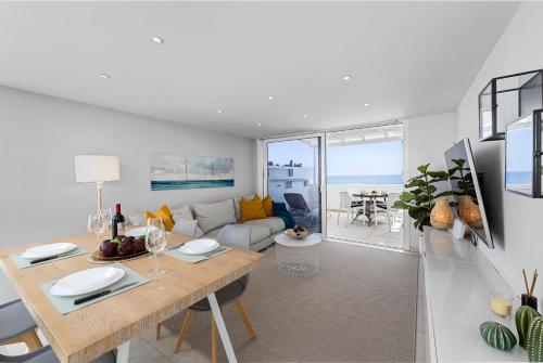 Stunning 2 bedroom Duplex close to main Beach with seaviews