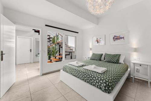 Stunning 2 bedroom Duplex close to main Beach with seaviews