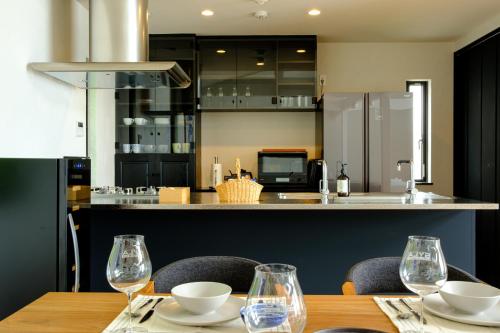 Η κουζίνα ή μικρή κουζίνα στο 葉山 Syla Hotel Zushi-Hayama Pool Villa