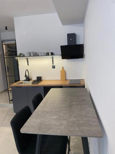 Η κουζίνα ή μικρή κουζίνα στο Thess Living Suites