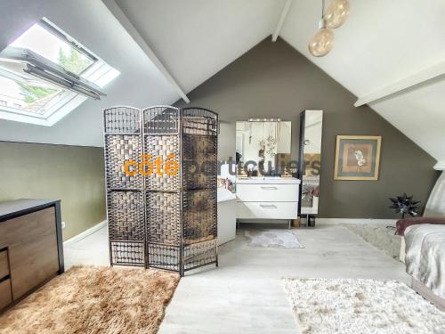 La salle de bains est pourvue d'une coiffeuse, d'un lavabo et d'un miroir. dans l'établissement Maison duplex à Saint-Maur-des-Fossés 87m2, à Saint-Maur-des-Fossés