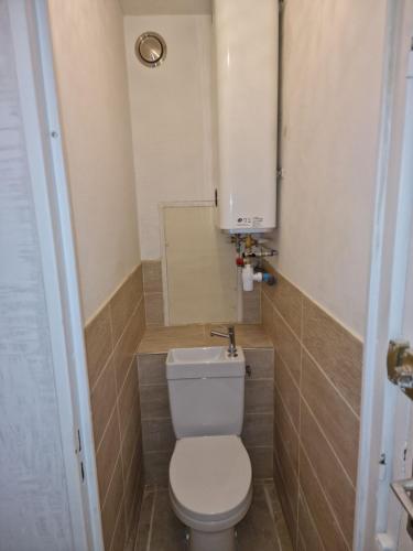 une petite salle de bain avec toilettes et lavabo dans l'établissement Apartement bord de mer parking terasse, à La Ciotat
