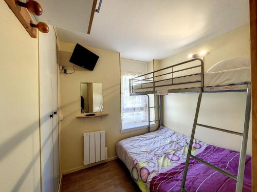 - une petite chambre avec des lits superposés et une télévision dans l'établissement Ceylan - appartement - 5 pers - centre, aux Gets