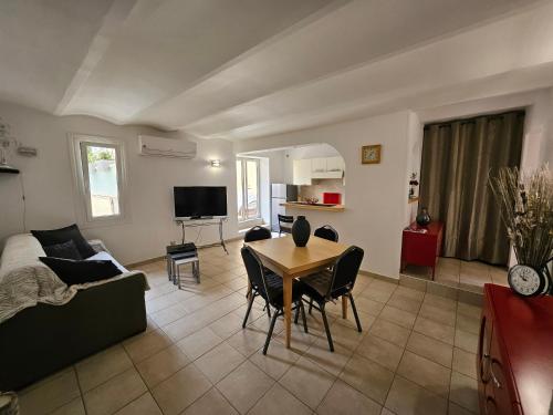 un salon avec un canapé et une table dans l'établissement MICHELE FAMILY - Centre ville - 2 Pièces tranquille - A 150 m de la mer, à Menton