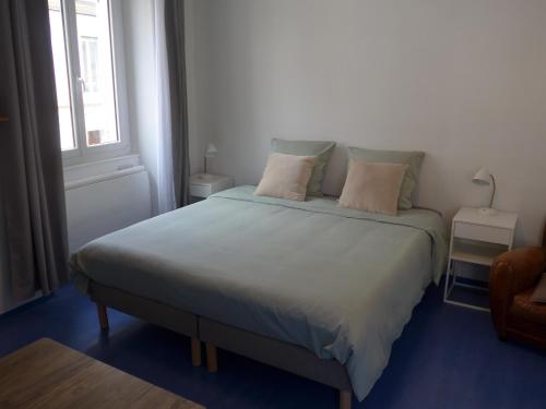 une chambre avec un lit, deux oreillers et une fenêtre dans l'établissement Studio 27m2 centre-ville, à Bourges