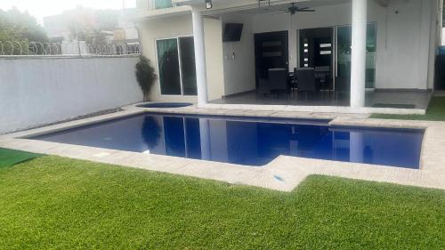 ein Swimmingpool im Hof eines Hauses in der Unterkunft Renta casa nueva Oaxtepec in Oaxtepec