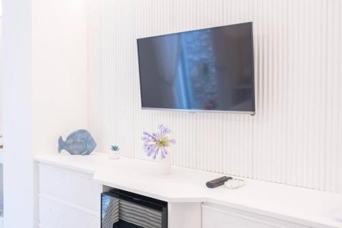 a living room with a tv on the wall at B&B L'Agapanto in Capri