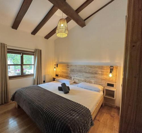 En eller flere senge i et værelse på CANGAS DE ONIS RURAL HOUSE WITH VIEWs