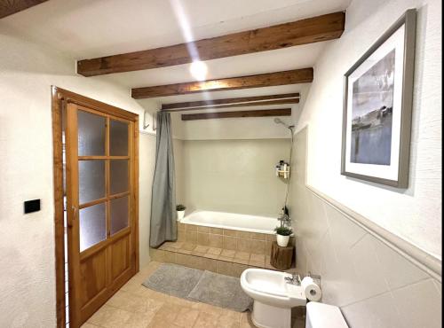 Et badeværelse på CANGAS DE ONIS RURAL HOUSE WITH VIEWs