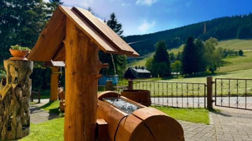 a wooden birdbathificialificialificialificialificialificialificialificialificialificialificialificial at Ferienwohnung-direkt-am-Skihang mit Sauna in Kurort Oberwiesenthal