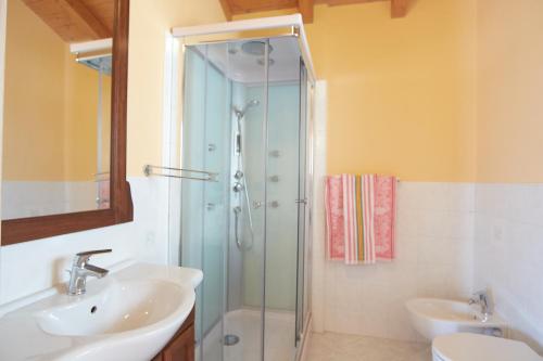 Ένα μπάνιο στο Baita Gabriele con Terrazzo e Vista Lago per 4 Persone