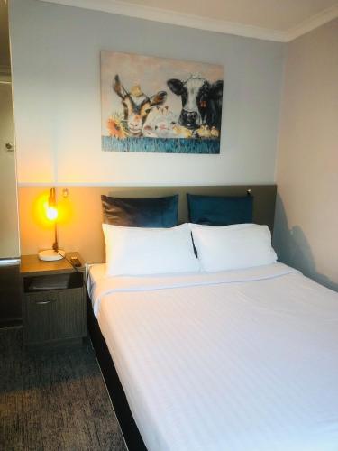 Postel nebo postele na pokoji v ubytování Parkway Motel