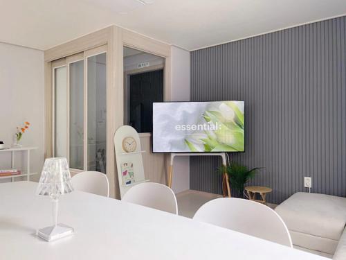 ソウルにあるNew Building All rooms Aircondition 지하철도보5분 동대문15분 명동25분 이태원성수서울역30분の壁にテレビが取り付けられたリビングルーム
