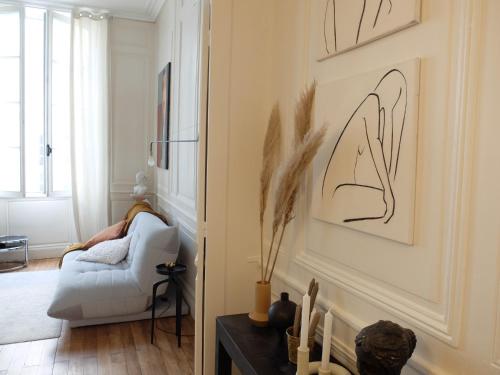 - un salon avec un canapé blanc et une chaise dans l'établissement L'artiste, à Orléans