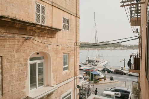 スリーマにあるTan-Nanna by Shmoo, Sliema Ferriesの窓があり港の景色が見える建物
