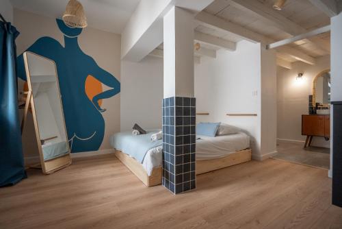 - une chambre avec un lit et une fresque murale dans l'établissement Le Duplex, à Avignon
