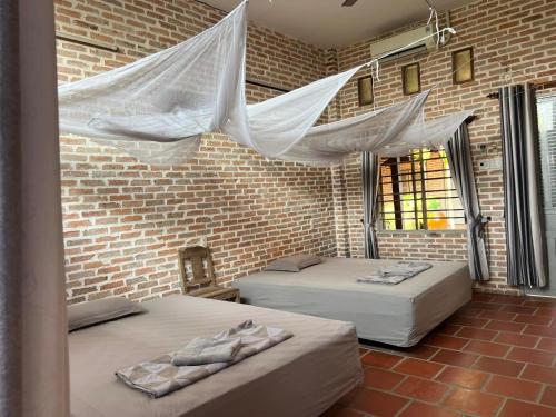 Katil atau katil-katil dalam bilik di Út Trinh Bến Tre Homestay