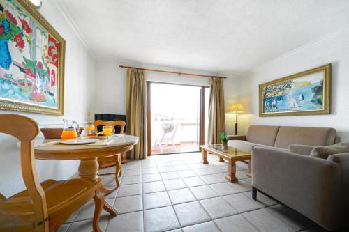 Area soggiorno di Ona Beverly Hills Suites