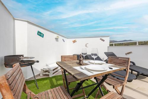 Estepona terrace, parking & pool Apartment
