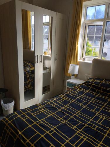 Postel nebo postele na pokoji v ubytování Bright double room approx 2 mile from city centre