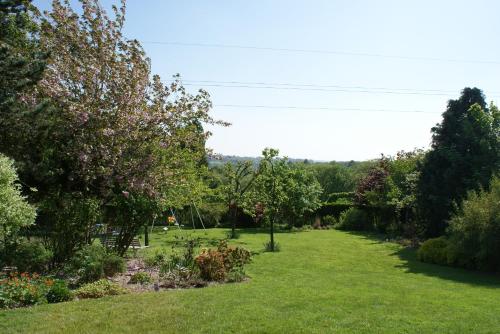 a garden with green grass and trees and flowers at B&B Le Jardin d'Epicure in Olne