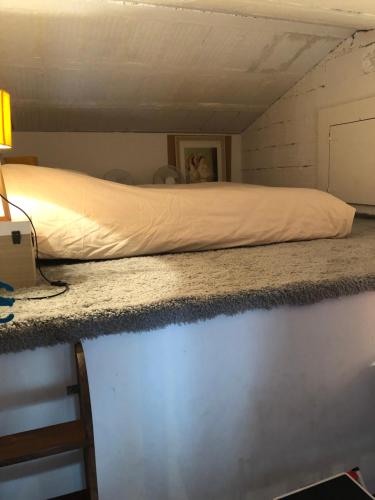 un lit installé au-dessus d'un comptoir dans une pièce dans l'établissement Appartement duplex collioure, à Collioure