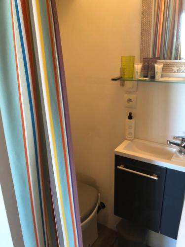 une salle de bain avec toilettes et lavabo dans l'établissement Appartement duplex collioure, à Collioure