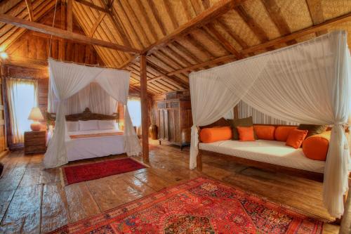 Tempat tidur dalam kamar di The Kampung