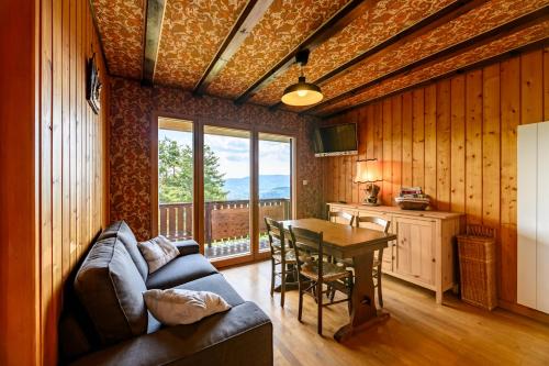 un salon avec un canapé et une table dans l'établissement Chalet Sol La Mi, à Soultzeren