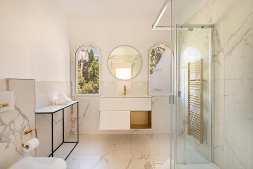 une salle de bain blanche avec un lavabo et une douche dans l'établissement Villa California Cannes Private Pool, à Cannes