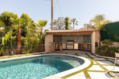 une piscine devant une maison dans l'établissement Villa California Cannes Private Pool, à Cannes