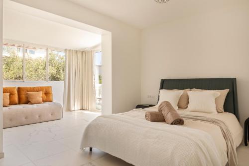 - une chambre blanche avec un grand lit et un canapé dans l'établissement Villa California Cannes Private Pool, à Cannes