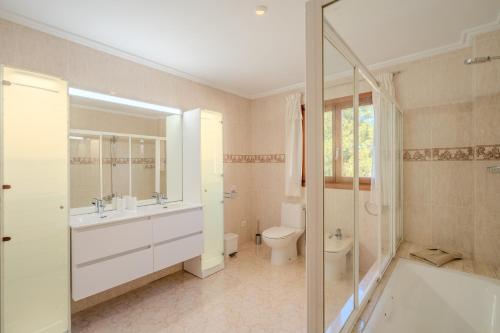 Phòng tắm tại Playa de muro - 4579-52 Mallorca by 5StarsHome - heated saltwater swimming pool