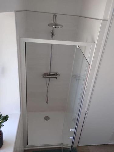 d'une douche avec une porte en verre et un robinet. dans l'établissement Gite Les'Couves, à Colombiers