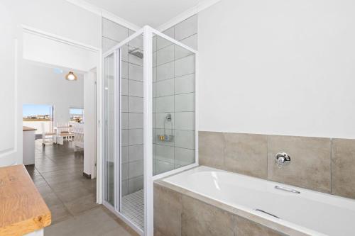 Bilik mandi di Lampiesbaai Beach House by Host Agents