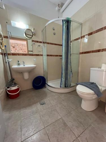 Ένα μπάνιο στο Pantheon Apartments & Studios