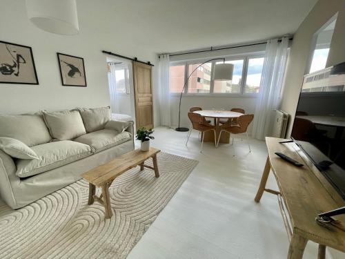 un salon avec un canapé et une table dans l'établissement Au cœur de la Ponétie, à Aurillac