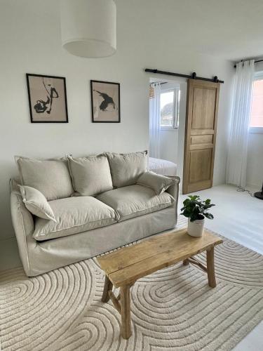 un salon avec un canapé et une table basse dans l'établissement Au cœur de la Ponétie, à Aurillac